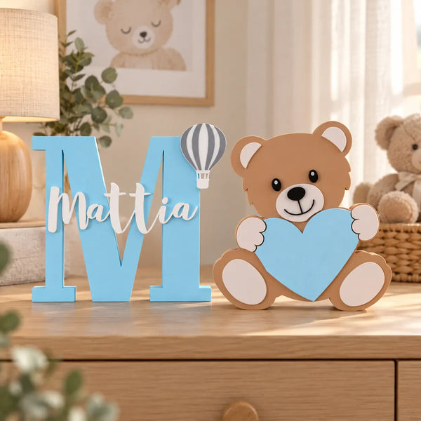 Orsetto con cuore azzurro accanto alla lettera M azzurra con il nome Mattia, decorazione per cameretta