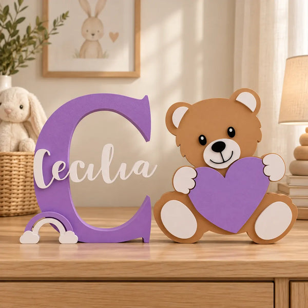 Orsetto con cuore lilla accanto alla lettera C lilla con il nome Cecilia e arcobaleno, decorazione per cameretta